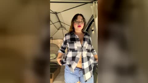 Snapshot of aliciawhite_nt chatting on 05-19-26, 01:11 Alicia online show from 05-19-26, 01:11