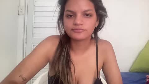 Snapshot of alicie_ebony1 chatting on 02-15-25, 06:12 luisa online show from 02-15-25, 06:12