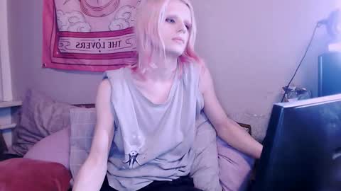 Alien Bella online show from 12-18-25, 01:06