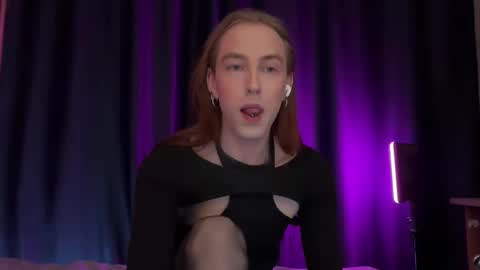 Snapshot of alina_flow chatting on 12-16-25, 12:43 Alexa online show from 12-16-25, 12:43