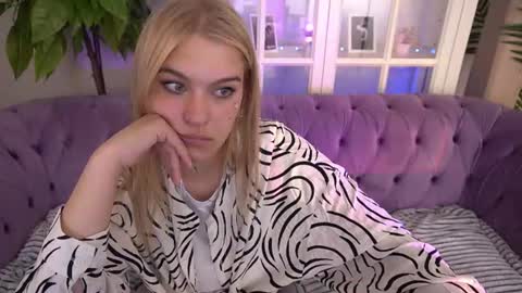 Snapshot of alinalemon chatting on 06-15-26, 07:10 Alina online show from 06-15-26, 07:10
