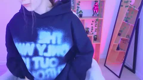 Snapshot of alisemeaw chatting on 09-22-25, 06:04 Alise online show from 09-22-25, 06:04