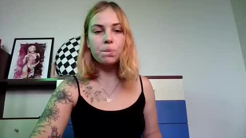 Snapshot of alismoona chatting on 10-27-25, 10:41 Alisa online show from 10-27-25, 10:41