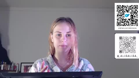 Snapshot of alismoona chatting on 12-15-25, 10:03 Alisa online show from 12-15-25, 10:03