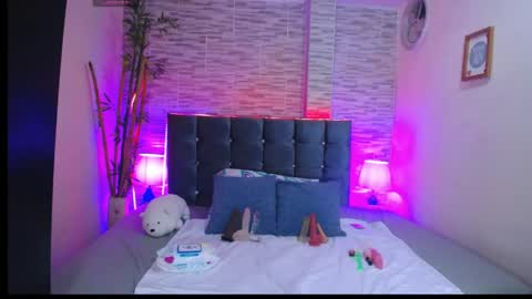 Snapshot of alison_girl22 chatting on 05-09-26, 10:48 Alison online show from 05-09-26, 10:48