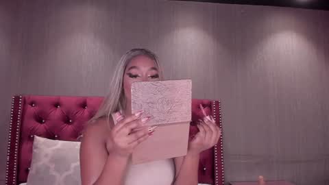 Snapshot of alisoon_moon chatting on 01-16-25, 10:10 Alison Moon  online show from 01-16-25, 10:10