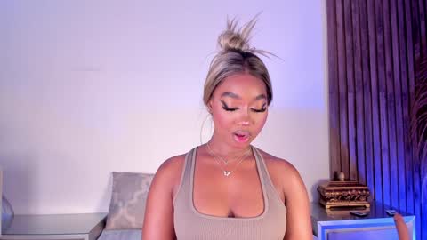 Snapshot of alisoon_moon chatting on 01-21-25, 10:19 Alison Moon  online show from 01-21-25, 10:19