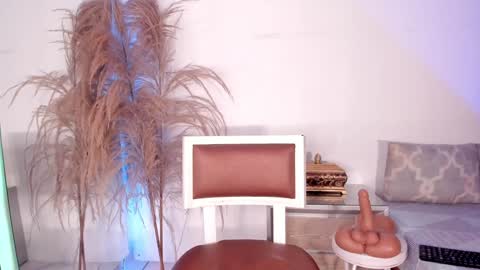 Snapshot of alisoon_moon chatting on 01-25-25, 11:13 Alison Moon  online show from 01-25-25, 11:13