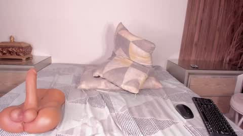 Snapshot of alisoon_moon chatting on 02-07-25, 02:15 Alison Moon  online show from 02-07-25, 02:15