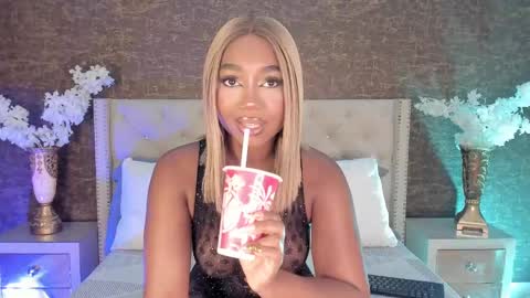 Snapshot of alisoon_moon chatting on 09-08-25, 10:42 Alison Moon  online show from 09-08-25, 10:42