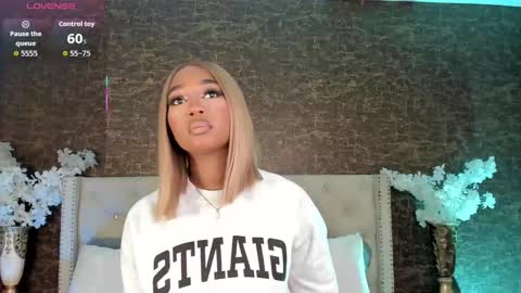 Snapshot of alisoon_moon chatting on 09-20-25, 10:55 Alison Moon  online show from 09-20-25, 10:55