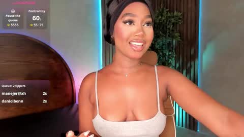 Snapshot of alisoon_moon chatting on 10-26-25, 01:11 Alison Moon  online show from 10-26-25, 01:11