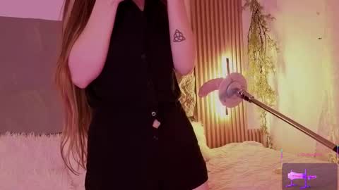 Snapshot of alissa_cute1 chatting on 10-28-25, 03:04 Mia online show from 10-28-25, 03:04