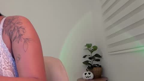 Snapshot of alissonkisses chatting on 10-12-25, 05:50 alisson online show from 10-12-25, 05:50