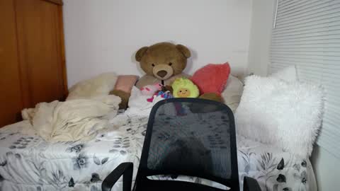 Snapshot of allierose_ chatting on 12-15-24, 10:47 Allie online show from 12-15-24, 10:47