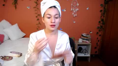 Snapshot of allierose_ chatting on 09-20-25, 06:20 Allie online show from 09-20-25, 06:20