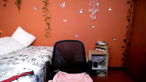 Snapshot of allierose_ chatting on 10-17-25, 08:22 Allie online show from 10-17-25, 08:22