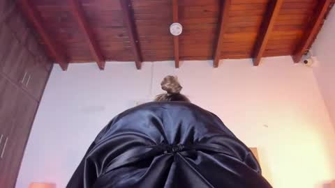 Snapshot of allisson_m chatting on 10-21-25, 12:06 allisson online show from 10-21-25, 12:06