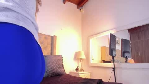 Snapshot of allisson_m chatting on 10-27-25, 12:09 allisson online show from 10-27-25, 12:09