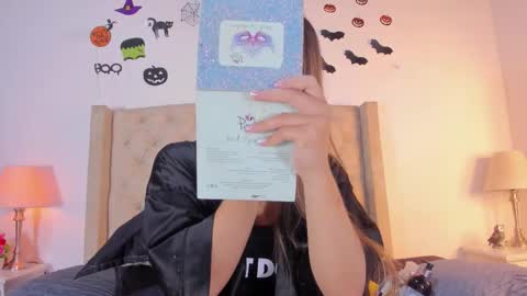 Snapshot of allisson_m chatting on 10-31-25, 12:06 allisson online show from 10-31-25, 12:06