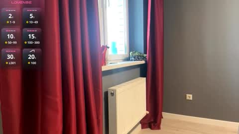 Snapshot of alluring_vibes_69 chatting on 12-15-25, 10:52 Esme online show from 12-15-25, 10:52