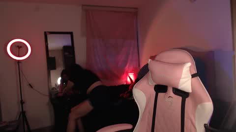 Snapshot of ally_donfort chatting on 02-11-25, 11:12 Ally online show from 02-11-25, 11:12