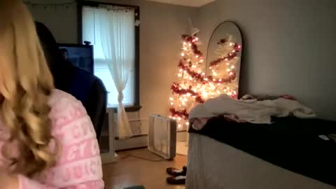 Snapshot of allyanalangel chatting on 01-13-25, 08:04 allyanalangel online show from 01-13-25, 08:04