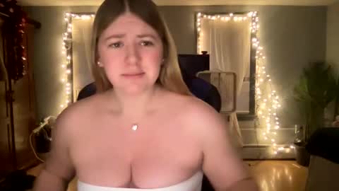 Snapshot of allyanalangel chatting on 02-13-25, 10:43 allyanalangel online show from 02-13-25, 10:43