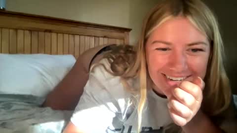 Snapshot of allyanalangel chatting on 09-27-25, 01:05 allyanalangel online show from 09-27-25, 01:05