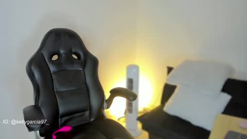 Snapshot of allysnow chatting on 12-11-24, 01:06 Kelly online show from 12-11-24, 01:06