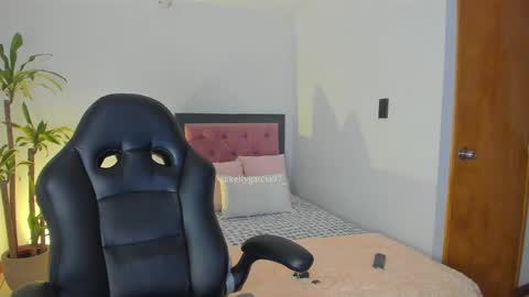 Snapshot of allysnow chatting on 09-22-25, 10:50 Kelly online show from 09-22-25, 10:50