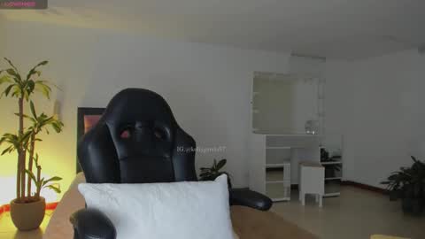 Snapshot of allysnow chatting on 09-30-25, 10:31 Kelly online show from 09-30-25, 10:31