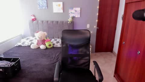 Snapshot of allysonsweett chatting on 01-20-25, 04:23 ANNA online show from 01-20-25, 04:23