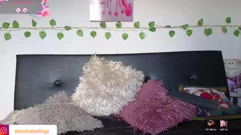Snapshot of alondra_darling chatting on 12-13-25, 09:09 Alondra Darling online show from 12-13-25, 09:09