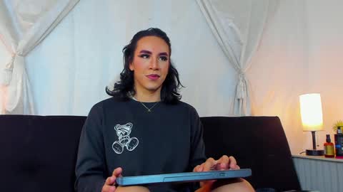 Snapshot of alonehazel chatting on 02-06-25, 09:17 Hazel Bowie online show from 02-06-25, 09:17