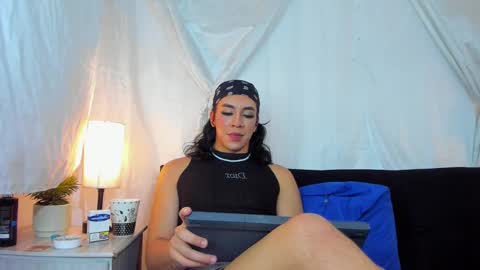 Snapshot of alonehazel chatting on 02-18-25, 02:05 Hazel Bowie online show from 02-18-25, 02:05