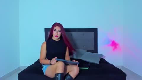 Snapshot of alonehazel chatting on 03-04-25, 10:16 Hazel Bowie online show from 03-04-25, 10:16