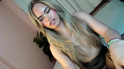 Snapshot of alove_too_last chatting on 01-10-25, 07:43 LEXY online show from 01-10-25, 07:43