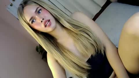 Snapshot of alove_too_last chatting on 01-27-25, 04:54 LEXY online show from 01-27-25, 04:54