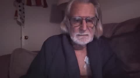 Snapshot of alphauniform chatting on 12-18-25, 12:44 AlphaUniform online show from 12-18-25, 12:44