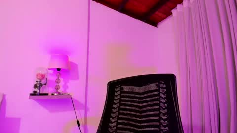 Luisa online show from 03-06-25, 01:05