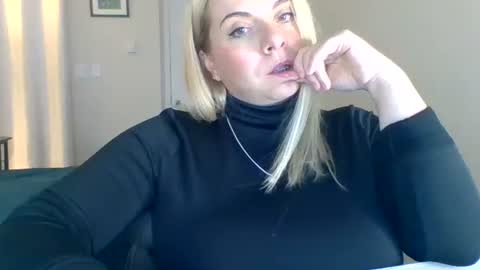 Snapshot of amandainbloom chatting on 10-19-25, 07:25 Amanda online show from 10-19-25, 07:25