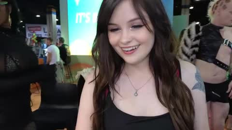 Snapshot of amaramoonglow chatting on 04-10-26, 10:14 Amara online show from 04-10-26, 10:14