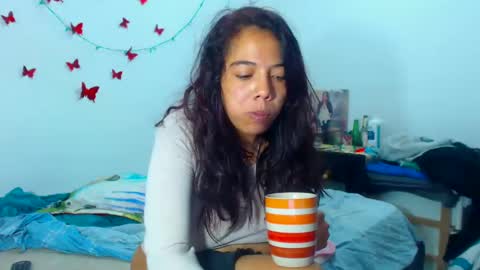 Snapshot of amararoberts08 chatting on 12-31-24, 05:40 Amara Julia online show from 12-31-24, 05:40