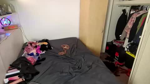 Snapshot of amateurchick chatting on 03-12-25, 02:41 Kissra online show from 03-12-25, 02:41