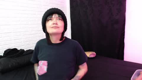 Snapshot of amber_rouss chatting on 12-28-24, 01:29 ROUSS online show from 12-28-24, 01:29