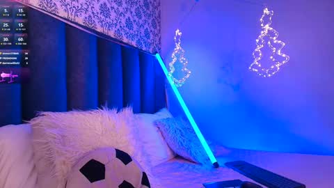 Snapshot of ambermoss_ chatting on 12-11-24, 10:47 Amber online show from 12-11-24, 10:47