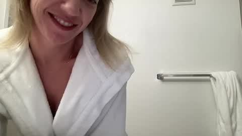 amberonyx online show from 04-28-26, 12:09