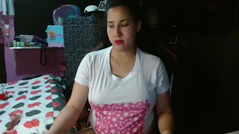 Snapshot of ambersweettie198098 chatting on 06-08-26, 05:08 ambersweettie198098 online show from 06-08-26, 05:08