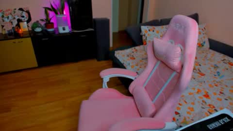 Snapshot of ameli_moon chatting on 10-18-25, 04:08 Eileen online show from 10-18-25, 04:08